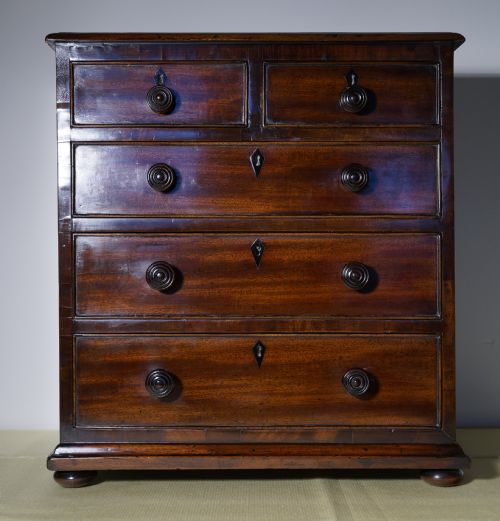 a good early 19th century mahogany miniature chest of drawers - CATEGORY: ANTIQUE MISCELLANEOUS - DATED 1800