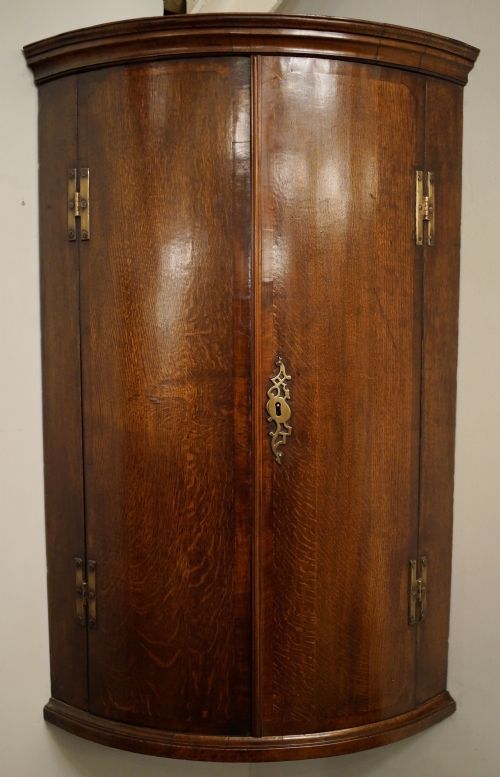 good mid georgian oak corner 2 door cupboard with walnut crossbanding original hinges lock and catches - CATEGORY: ANTIQUE CABINETS - DATED 1750