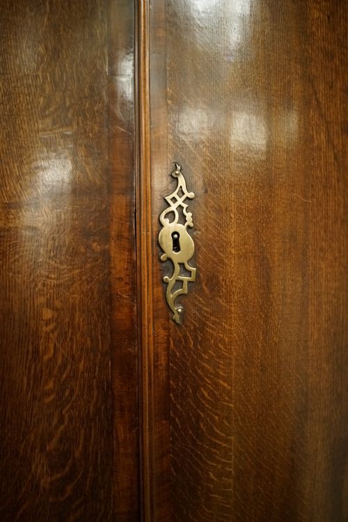 GOOD MID GEORGIAN OAK CORNER 2 DOOR CUPBOARD WITH WALNUT CROSSBANDING ORIGINAL HINGES LOCK AND CATCHES - ADDITIONAL PHOTO 1