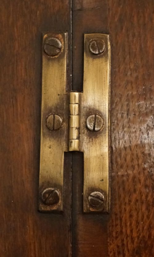 GOOD MID GEORGIAN OAK CORNER 2 DOOR CUPBOARD WITH WALNUT CROSSBANDING ORIGINAL HINGES LOCK AND CATCHES - ADDITIONAL PHOTO 5