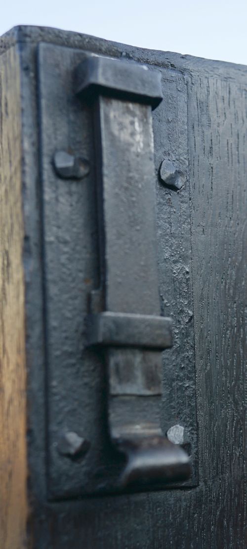 GOOD MID GEORGIAN OAK CORNER 2 DOOR CUPBOARD WITH WALNUT CROSSBANDING ORIGINAL HINGES LOCK AND CATCHES - ADDITIONAL PHOTO 7