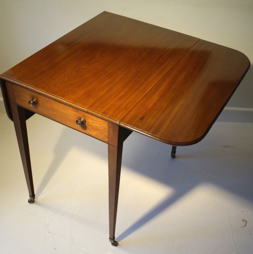 ELEGANT SOLID MAHOGANY PEMBROKE TABLE WITH BLACK AND WHITE STRINGING CIRCA 1800S - ADDITIONAL PHOTO 1
