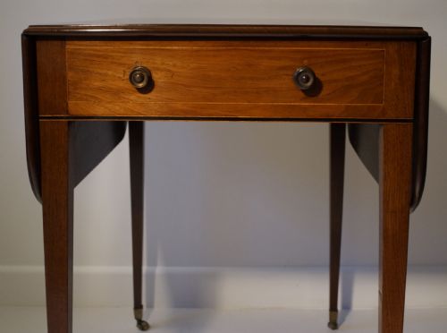 ELEGANT SOLID MAHOGANY PEMBROKE TABLE WITH BLACK AND WHITE STRINGING CIRCA 1800S - ADDITIONAL PHOTO 2