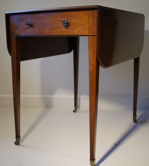 ELEGANT SOLID MAHOGANY PEMBROKE TABLE WITH BLACK AND WHITE STRINGING CIRCA 1800S - ADDITIONAL PHOTO 3