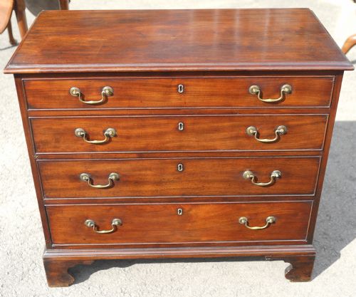FINE QUALITY GEORGE III MAHOGANY OAK LINED CHEST OF DRAWERS - ADDITIONAL PHOTO 1
