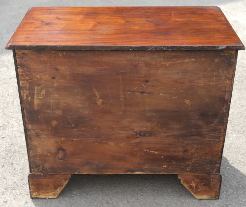 FINE QUALITY GEORGE III MAHOGANY OAK LINED CHEST OF DRAWERS - ADDITIONAL PHOTO 2