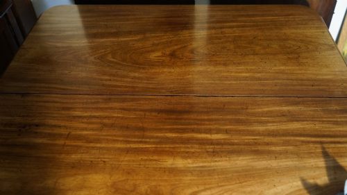 1830S WONDERFUL GAMUT OF COLOUR FOUR LEAF EXTENDING MAHOGANY DINING TABLE RETAINING FINE ORIGINAL - ADDITIONAL PHOTO 3