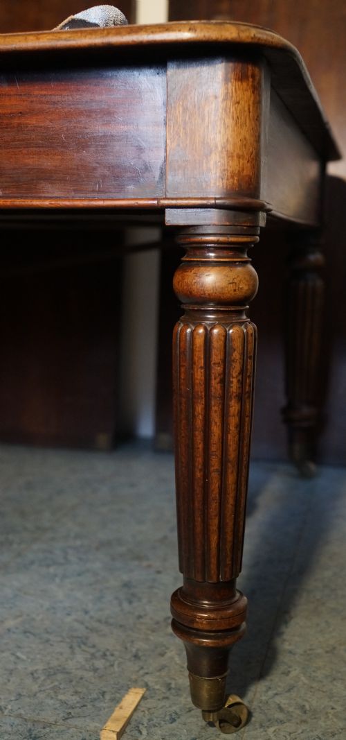 1830S WONDERFUL GAMUT OF COLOUR FOUR LEAF EXTENDING MAHOGANY DINING TABLE RETAINING FINE ORIGINAL - ADDITIONAL PHOTO 4