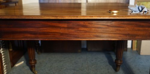1830S WONDERFUL GAMUT OF COLOUR FOUR LEAF EXTENDING MAHOGANY DINING TABLE RETAINING FINE ORIGINAL - ADDITIONAL PHOTO 6