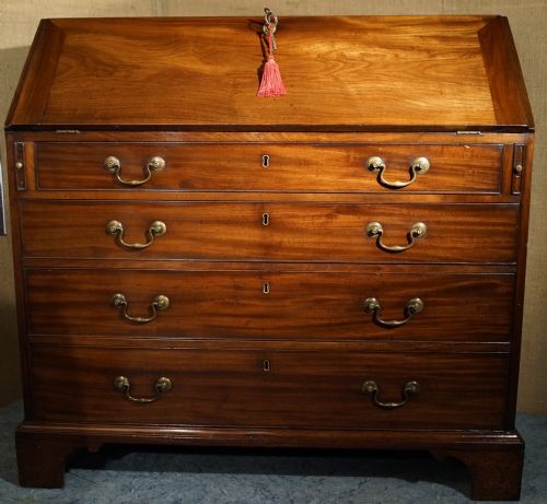 mahogany georgian bureau on bracket feet in excellent condition circa 1780 - CATEGORY: ANTIQUE BUREAU - DATED GEORGIAN