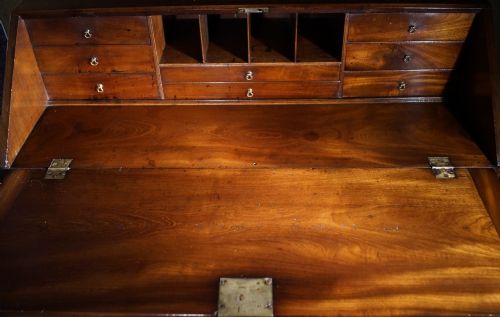 MAHOGANY GEORGIAN BUREAU ON BRACKET FEET IN EXCELLENT CONDITION CIRCA 1780 - ADDITIONAL PHOTO 1