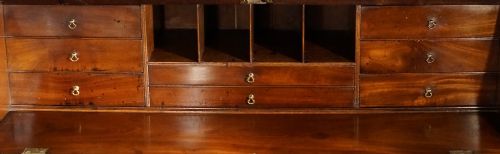MAHOGANY GEORGIAN BUREAU ON BRACKET FEET IN EXCELLENT CONDITION CIRCA 1780 - ADDITIONAL PHOTO 2