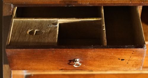 MAHOGANY GEORGIAN BUREAU ON BRACKET FEET IN EXCELLENT CONDITION CIRCA 1780 - ADDITIONAL PHOTO 3