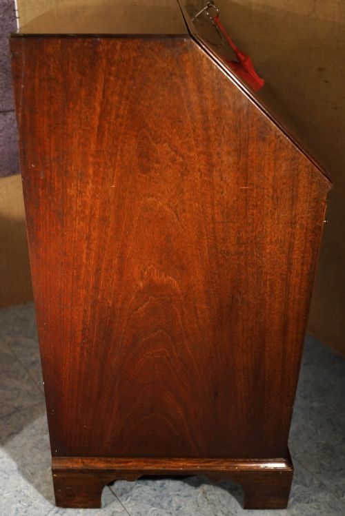 MAHOGANY GEORGIAN BUREAU ON BRACKET FEET IN EXCELLENT CONDITION CIRCA 1780 - ADDITIONAL PHOTO 4