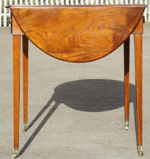 MAHOGANY OVAL PEMBROKE TABLE CIRCA 1790 - ADDITIONAL PHOTO 2