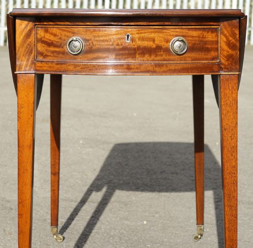 MAHOGANY OVAL PEMBROKE TABLE CIRCA 1790 - ADDITIONAL PHOTO 3