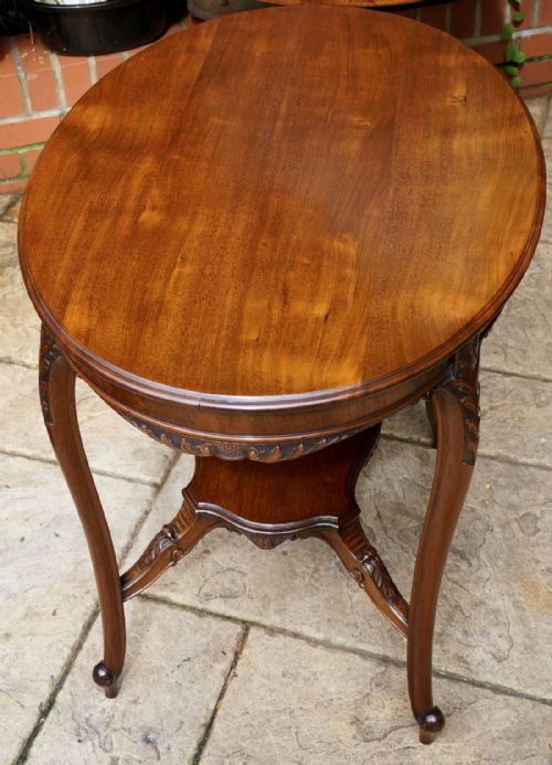 A FINE QUALITY LATE VICTORIAN OVAL MAHOGANY TABLE WITH FINE CARVED DETAIL - ADDITIONAL PHOTO 1