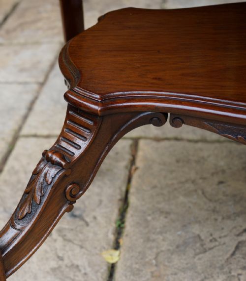 A FINE QUALITY LATE VICTORIAN OVAL MAHOGANY TABLE WITH FINE CARVED DETAIL - ADDITIONAL PHOTO 2