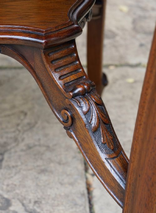 A FINE QUALITY LATE VICTORIAN OVAL MAHOGANY TABLE WITH FINE CARVED DETAIL - ADDITIONAL PHOTO 3