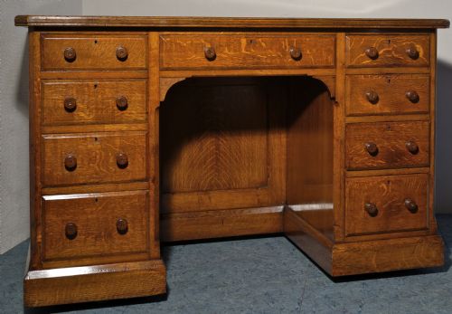 fine quality oak kneehole desk 1870s - CATEGORY: ANTIQUE DESKS - DATED 1870