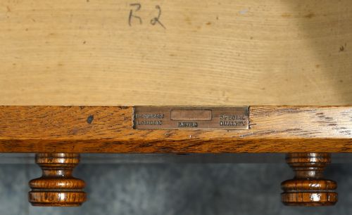 FINE QUALITY OAK KNEEHOLE DESK 1870S - ADDITIONAL PHOTO 5
