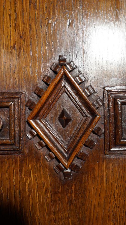 OAK INLAID CORNER CUPBOARD WITH UNSUAL DOOR AND INNER DECORATION CIRCA 1720S - ADDITIONAL PHOTO 4