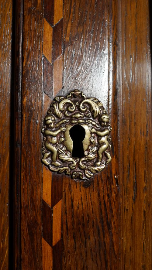 OAK INLAID CORNER CUPBOARD WITH UNSUAL DOOR AND INNER DECORATION CIRCA 1720S - ADDITIONAL PHOTO 5