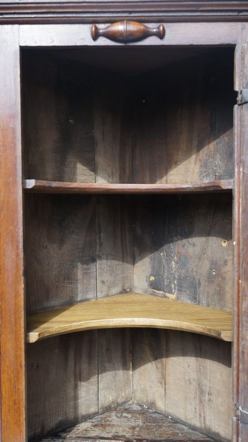 OAK INLAID CORNER CUPBOARD WITH UNSUAL DOOR AND INNER DECORATION CIRCA 1720S - ADDITIONAL PHOTO 8
