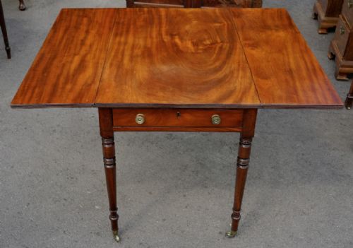 FINELY FIGURED MAHOGANY PEMBROKE TABLE CIRCA 1810