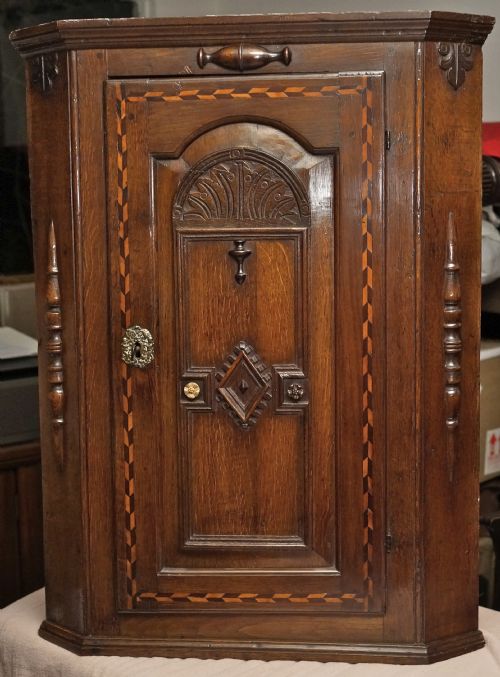 OAK INLAID CORNER CUPBOARD WITH UNSUAL DOOR AND INNER DECORATION CIRCA 1720S - ADDITIONAL PHOTO 1