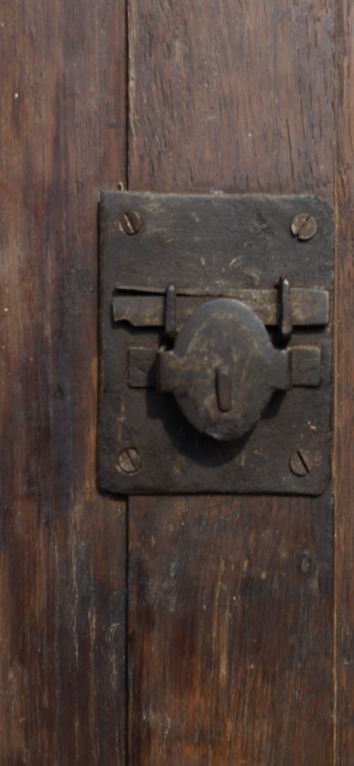 OAK INLAID CORNER CUPBOARD WITH UNSUAL DOOR AND INNER DECORATION CIRCA 1720S - ADDITIONAL PHOTO 9