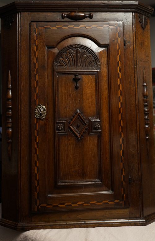 OAK INLAID CORNER CUPBOARD WITH UNSUAL DOOR AND INNER DECORATION CIRCA 1720S - ADDITIONAL PHOTO 2