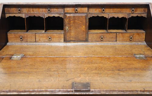 A GEORGE III OAK BUREAU WITH A WELL FITTED INTERIOR - ADDITIONAL PHOTO 1