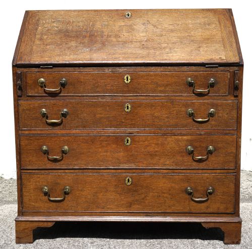 A GEORGE III OAK BUREAU WITH A WELL FITTED INTERIOR - ADDITIONAL PHOTO 2