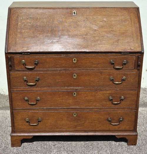 A GEORGE III OAK BUREAU WITH A WELL FITTED INTERIOR - ADDITIONAL PHOTO 3