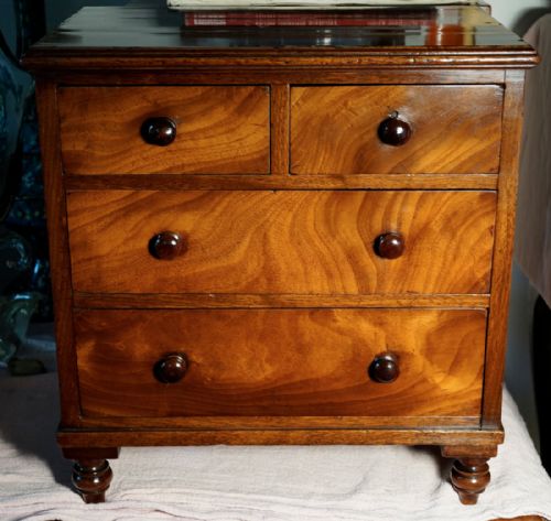 early victorian miniature mahogany chest of drawers supported on four finely turned feet - CATEGORY: ANTIQUE CHEST OF DRAWERS - DATED 1850
