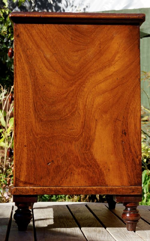 EARLY VICTORIAN MINIATURE MAHOGANY CHEST OF DRAWERS SUPPORTED ON FOUR FINELY TURNED FEET - ADDITIONAL PHOTO 3