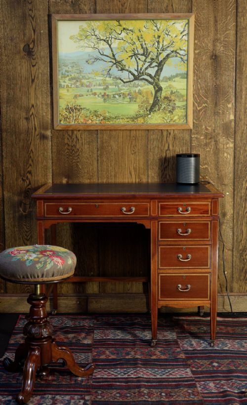 compact solid mahogany single sided pedestal desk with fine inlays circa 19001910 - CATEGORY: ANTIQUE DESKS - DATED 1900