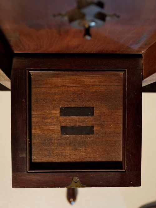 MAHOGANY DINING TABLE - ADDITIONAL PHOTO 3