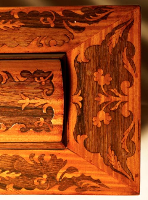 A GOOD ROSEWOOD AND SATINWOOD INLAID THREE COMPATMENT TEA CADDY - ADDITIONAL PHOTO 4