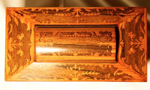 A GOOD ROSEWOOD AND SATINWOOD INLAID THREE COMPATMENT TEA CADDY - ADDITIONAL PHOTO 5