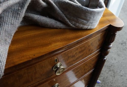 BOWFRONTED MAHOGANY CHEST OF DRAWERS CIRCA 1815 - ADDITIONAL PHOTO 3