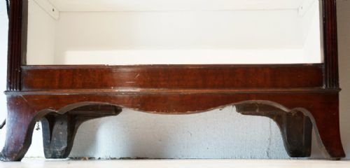 NARROW MAHOGANY OPEN SHELVED BOOKCASE SUPPORTED ON SPLAY FEET - ADDITIONAL PHOTO 3