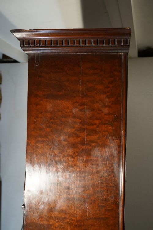 NARROW MAHOGANY OPEN SHELVED BOOKCASE SUPPORTED ON SPLAY FEET - ADDITIONAL PHOTO 6