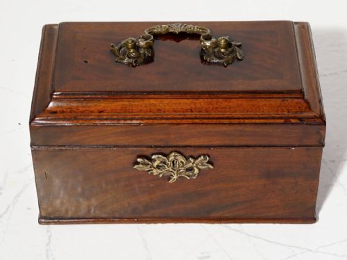 georgian mahogany three compatrment tea caddy - CATEGORY: ANTIQUE BOXES - DATED 18TH CENTURY