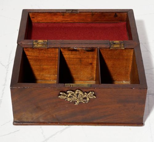 GEORGIAN MAHOGANY THREE COMPATRMENT TEA CADDY - ADDITIONAL PHOTO 1
