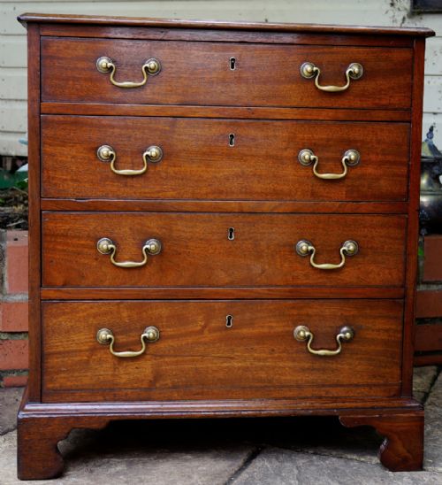 SMALL MAHOGANY CHEST OF DRAWERS OAK LINED AND IN EXCELLENT CONDITION WITH KEY THAT WORKS ON ALL DRAWERS - ADDITIONAL PHOTO 1