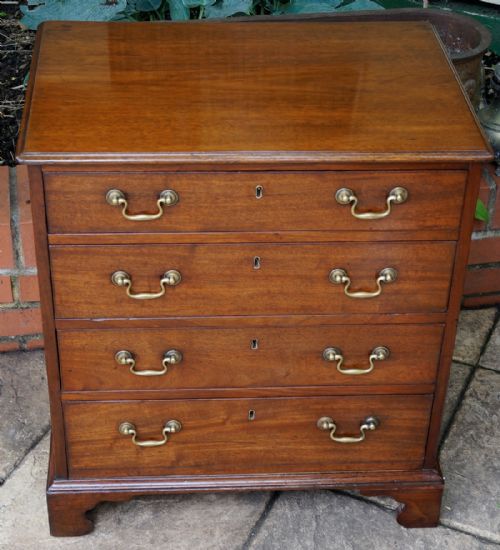 SMALL MAHOGANY CHEST OF DRAWERS OAK LINED AND IN EXCELLENT CONDITION WITH KEY THAT WORKS ON ALL DRAWERS - ADDITIONAL PHOTO 2