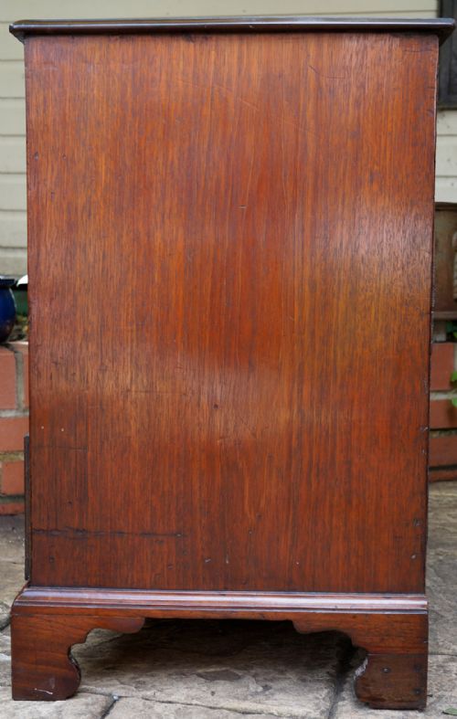 SMALL MAHOGANY CHEST OF DRAWERS OAK LINED AND IN EXCELLENT CONDITION WITH KEY THAT WORKS ON ALL DRAWERS - ADDITIONAL PHOTO 3