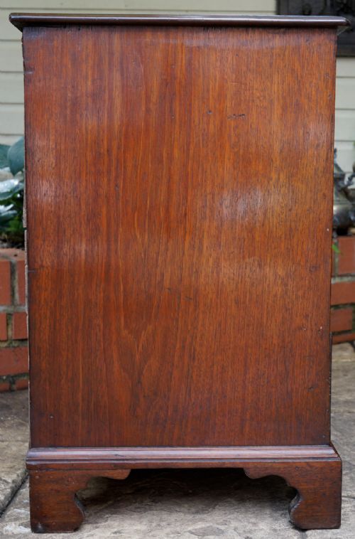 SMALL MAHOGANY CHEST OF DRAWERS OAK LINED AND IN EXCELLENT CONDITION WITH KEY THAT WORKS ON ALL DRAWERS - ADDITIONAL PHOTO 4